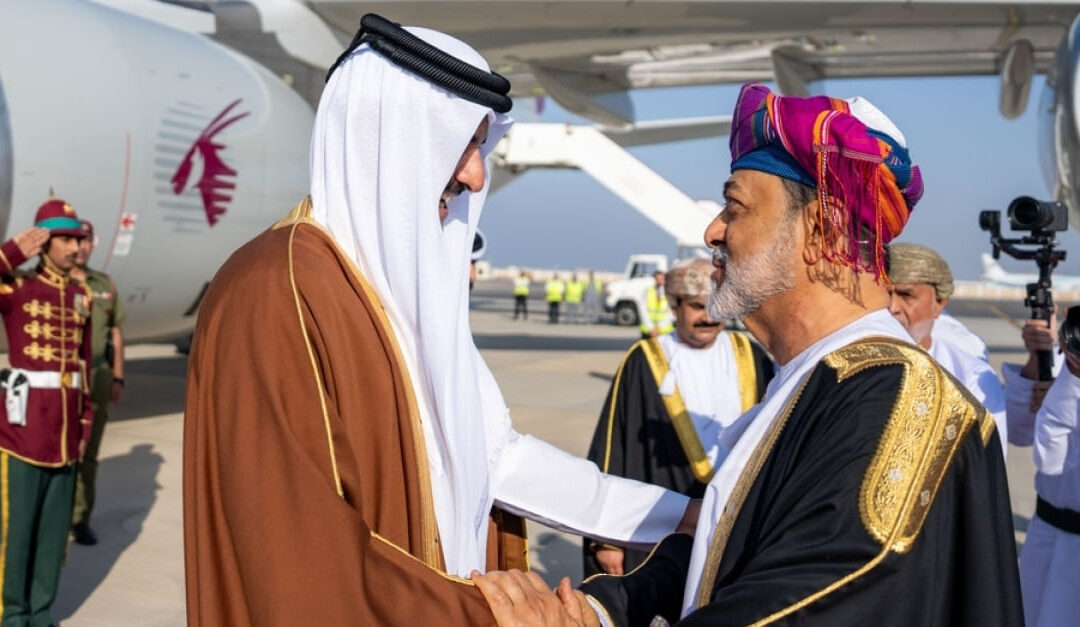 Emir of Qatar arrives in Oman